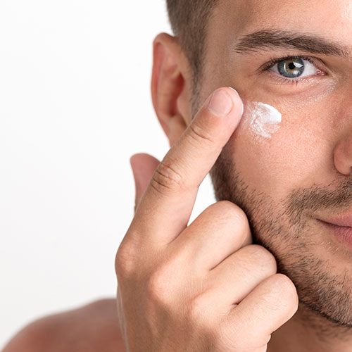 Homens deixam tabus de lado e pegam gosto no uso de cosméticos masculinos